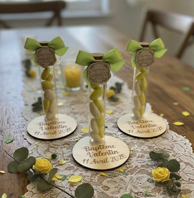 Support en bois avec fioles à dragées