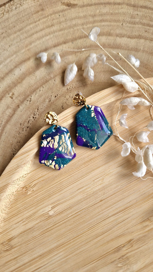 Ravissante – Collection Abysses dorées – Boucles d’oreilles artisanales en pâte polymère et résine
