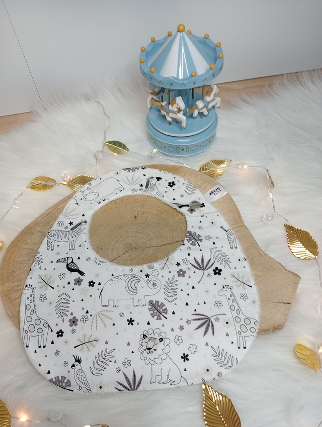 Bavoir boutonné doublé rond "Animaux de la jungle"