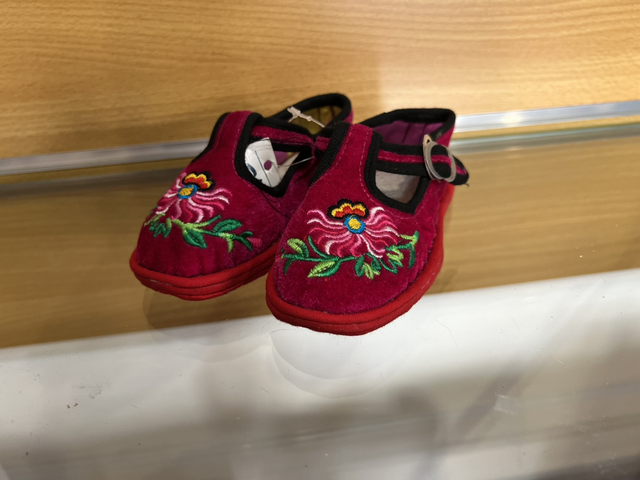 Chausson brodé pour bébé. Fleurs du Dongxian.  Motif Fleur/soleil.  fleurs du Dongxian. 