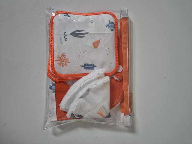 Trousse + lingettes + pare-pipi + bavoir motifs Poissons