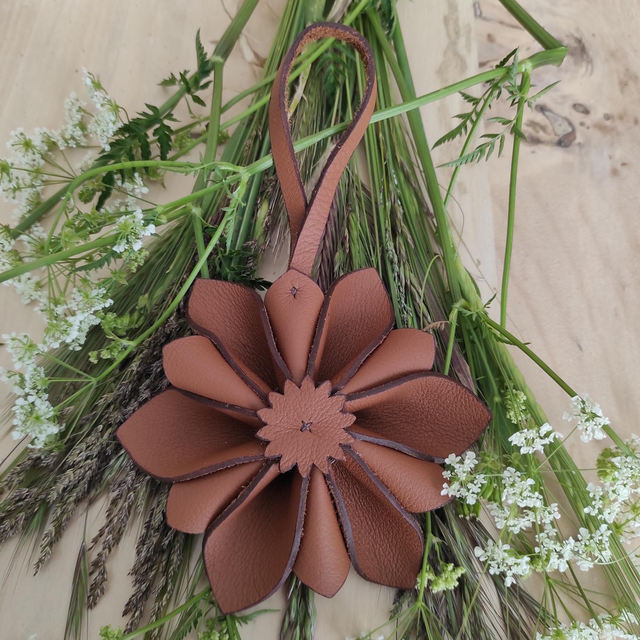 Fleur en cuir à suspendre 