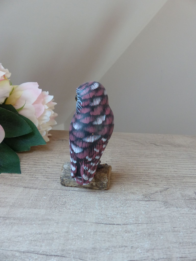 Petite chouette vintage sculptée en bois – Peinte à la main, yeux en verre, socle en écorce naturelle – Décoration campagne et porte-bonheur