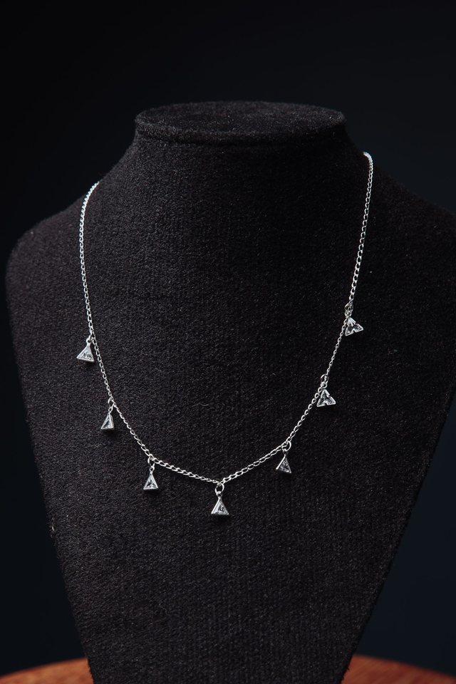 Choker prata elos iguais sete triângulo pedras