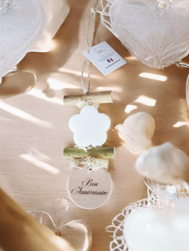 Tresse 1 Fleur Blanche Bergamote avec Rond bois “Bon Anniversaire”