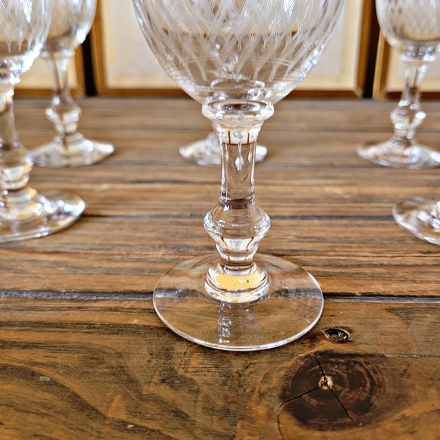 Verres à liqueur / digestif en cristal guilloché, jambe travaillée