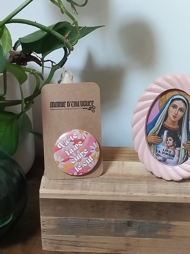 Badge &quot;Va te faire cuire le cul&quot; (fleurs)