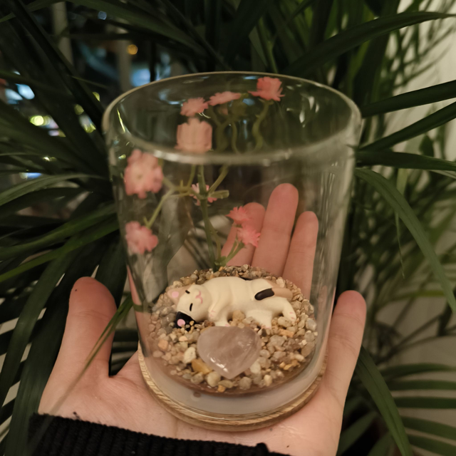 Ami protecteur - Chat couché tricolore (quartz rose)