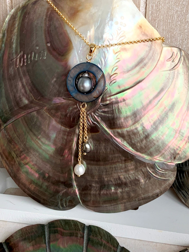 Collier doré 14 k avec nacre, perle de Tahiti et Keshis de Tahiti
