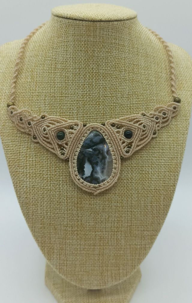 collier plastron micro macramé avec agate mousse