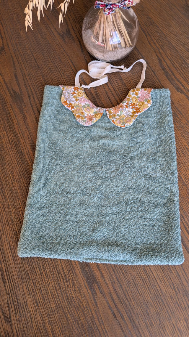 Grand bavoir avec col