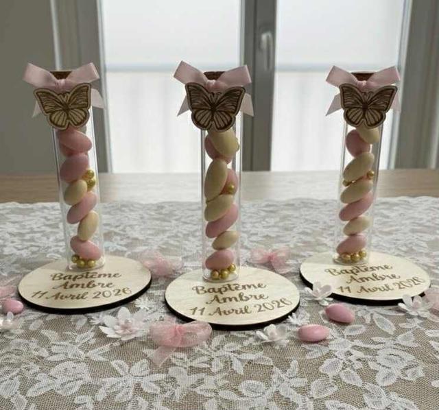 Support en bois avec fioles à dragées