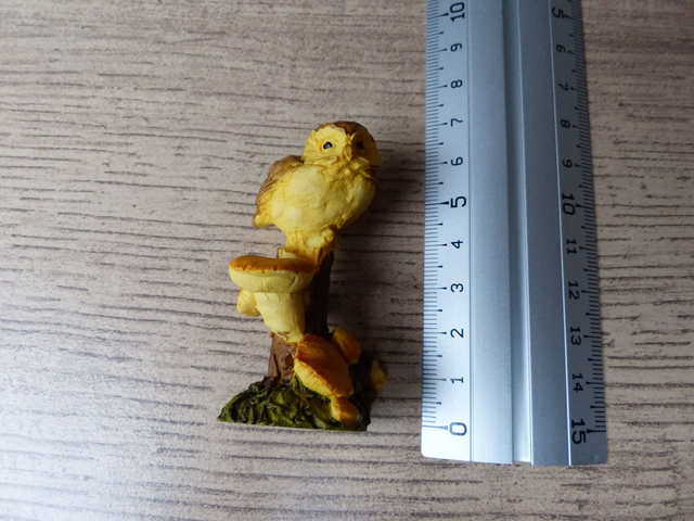 Artefice Ottanta Italie Vintage chouette miniature sur branche, sculpture chouette et champignons en céramique, collection peint à la main