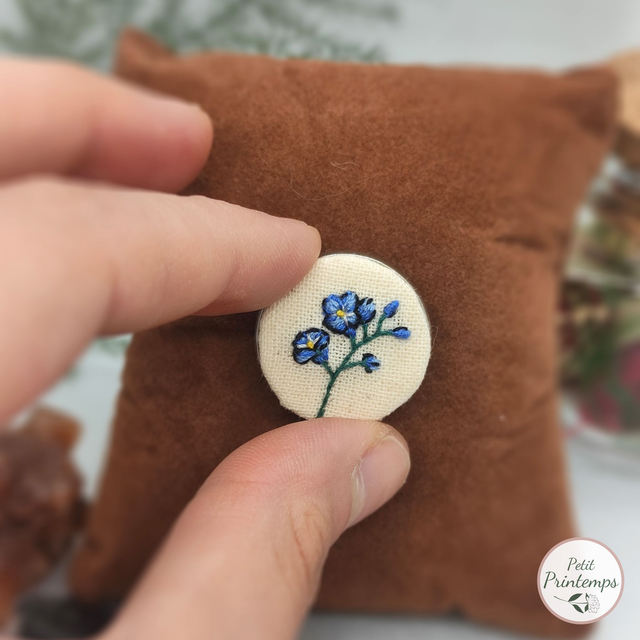 EB Bijoux brodé à motif "Myosotis" par Petit Printemps 