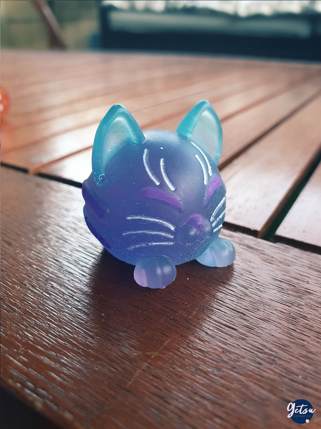 Petite statuette chat violet-bleu