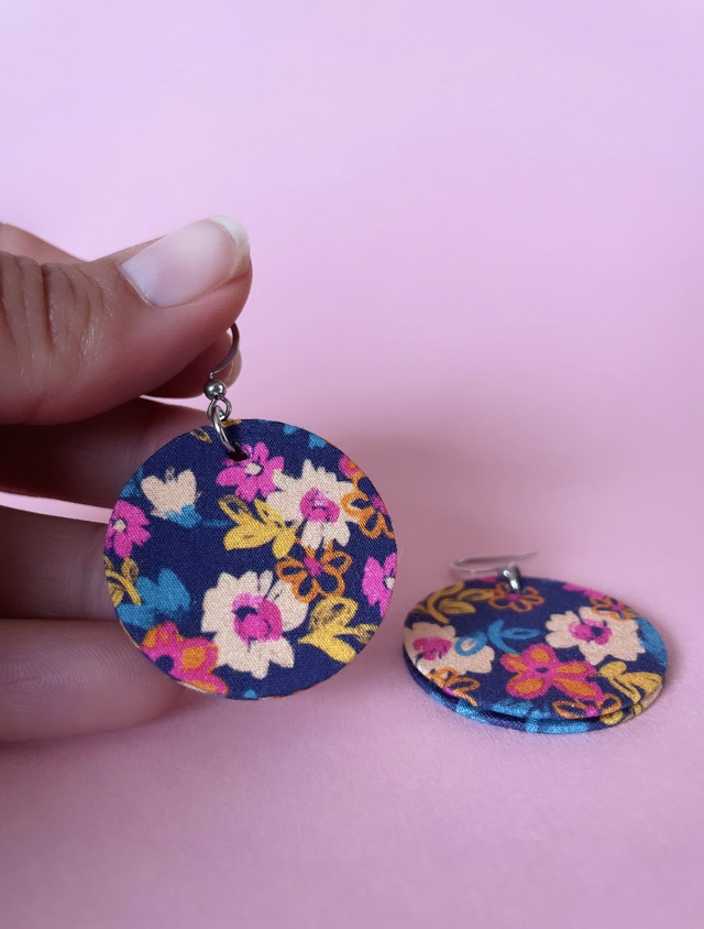 Boucles d'oreilles carton et tissu imprimé fleuri de forme ronde, collection « hippie » - tons violet foncé, rose, beige, jaune. 