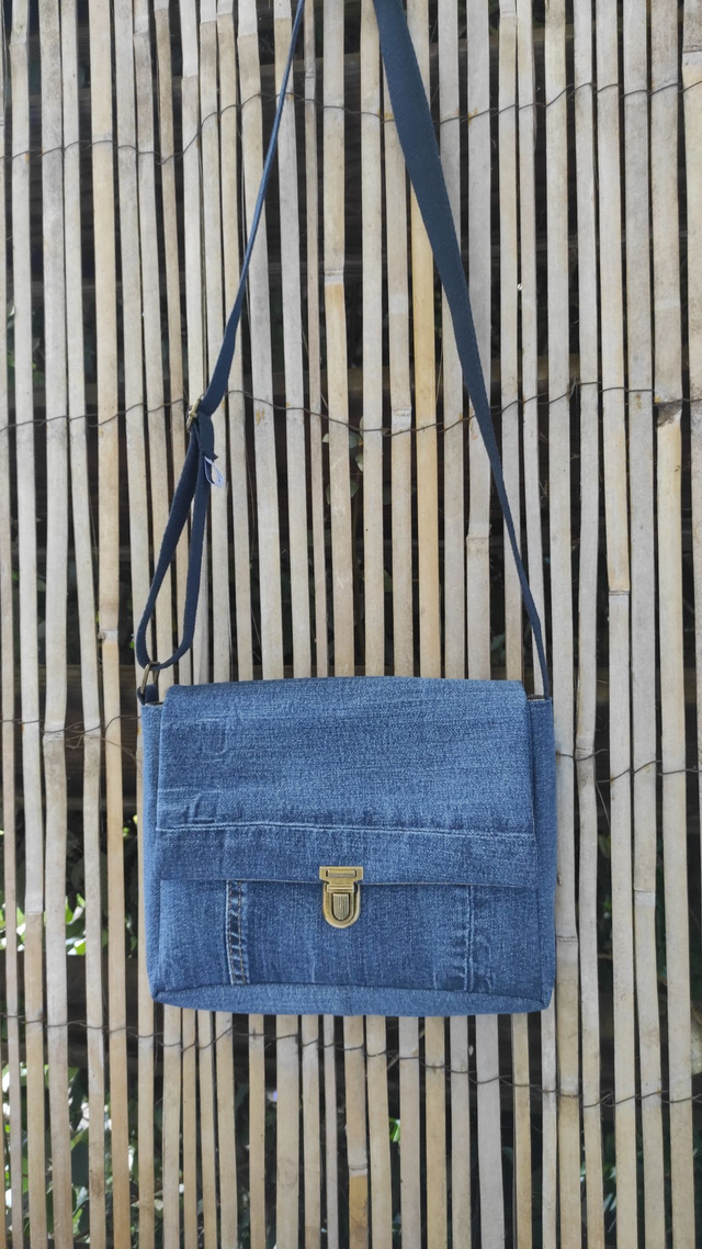 Sac cartable à bandoulière en jean recyclé . Petit sac à main. Fermeture bouton poussoir cartable et poche plaquée zippée