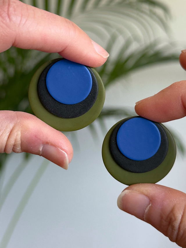 Eclipse caqui, negro y azul klein