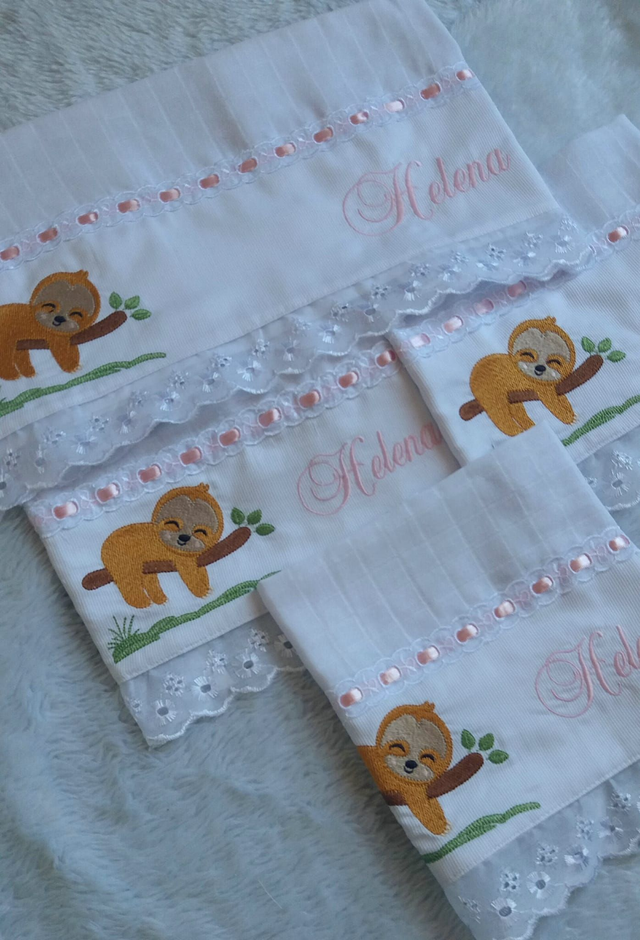 Fraldas bordadas preguiça