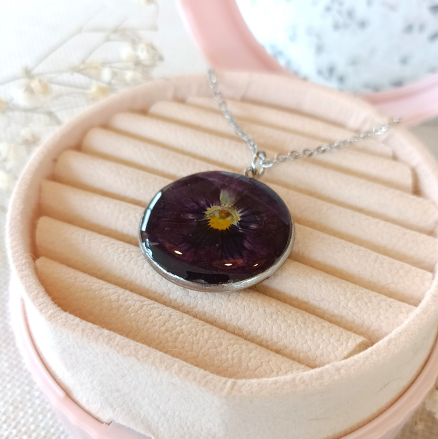 Cassie - Collier avec véritable fleur de pensée violette