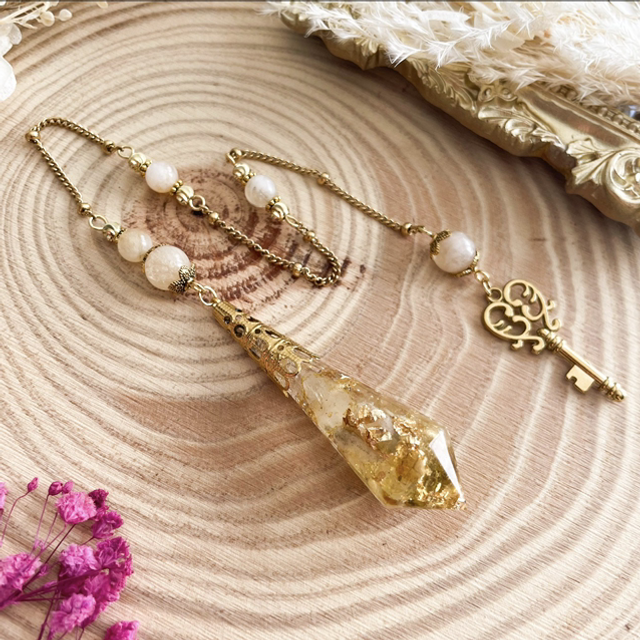 Grand pendule divinatoire en citrine chauffée, modèle clef