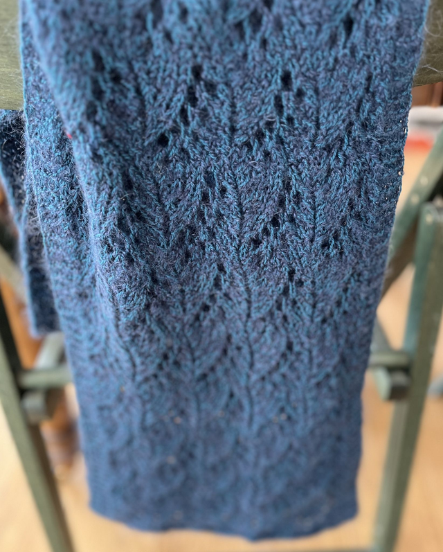 Echarpe bleue au tricot dentelle