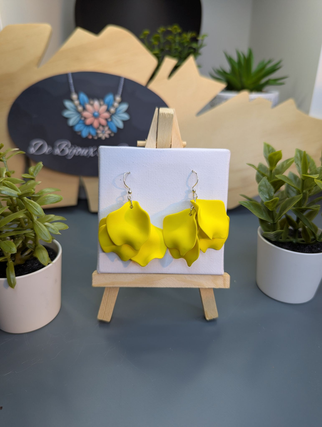 Boucles d'oreilles pétales de fleurs jaune.