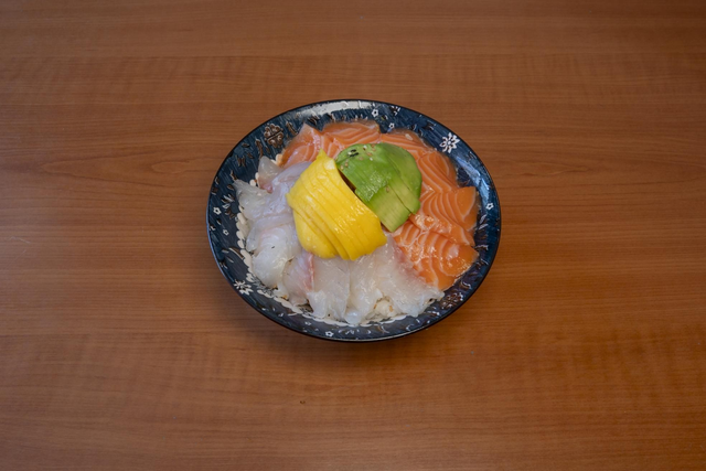 Chirashi Saumon, dorade, avocat mangue 