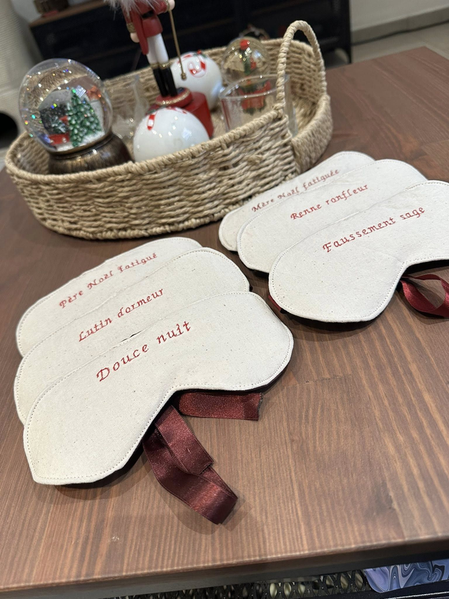 Masque de nuit brodé "Noël"