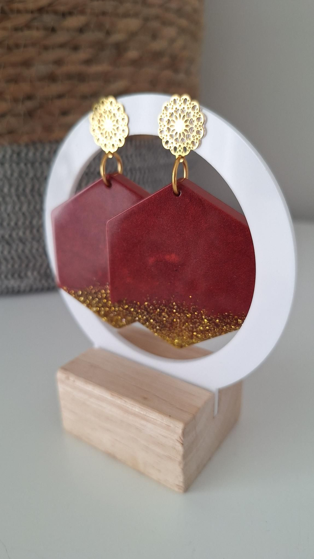 Boucles d'oreilles hexagonales bordeaux/paillettes dorées 