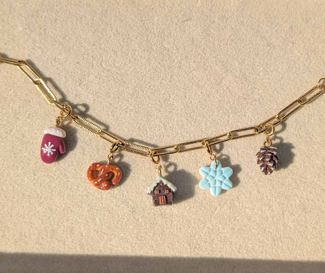 Charm pomme de pin enneigée