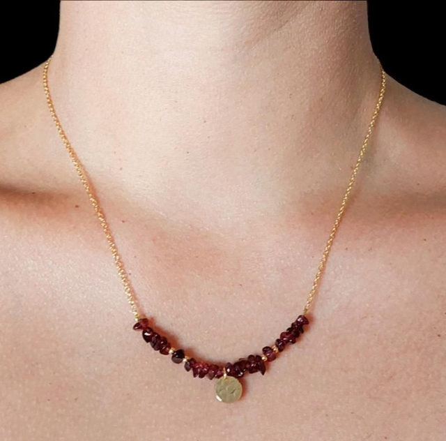 Collier Grenat et médaillon doré 