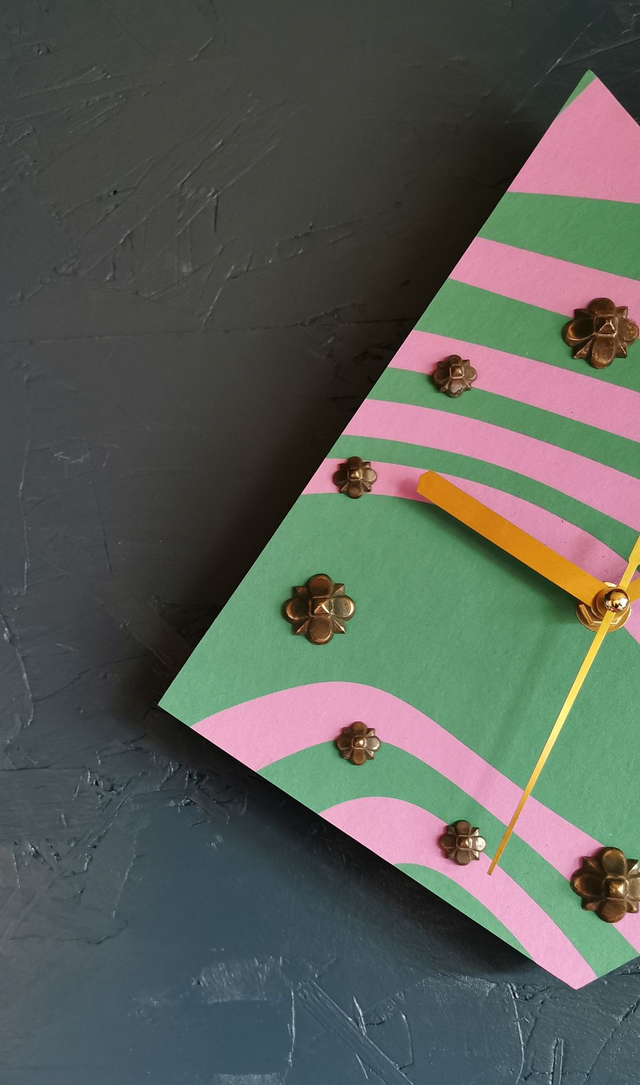 Horloge vintage pendule murale silencieuse années 70 "Rose vert"