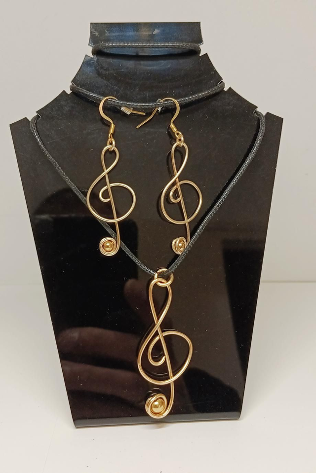 Boucles d'oreilles et pendentif clé de sol 