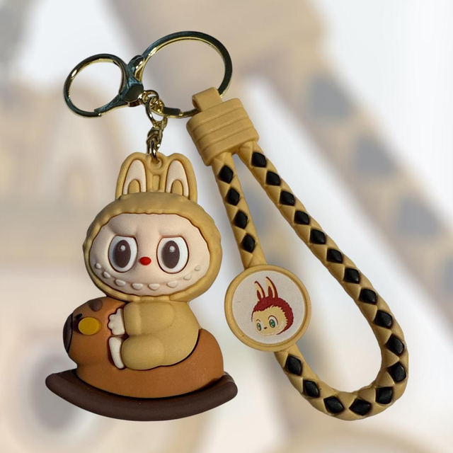 0672 - Labubu - beige - op hobbelpaard