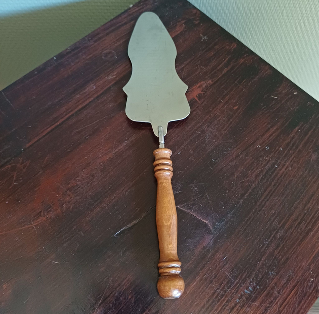 Made in Holland | Nostalgische Taartschep met houten handvat en edelstaal serveerblad (afmetingen 26,0 cm x 6,0 cm x 1,5 cm) | Vintage
