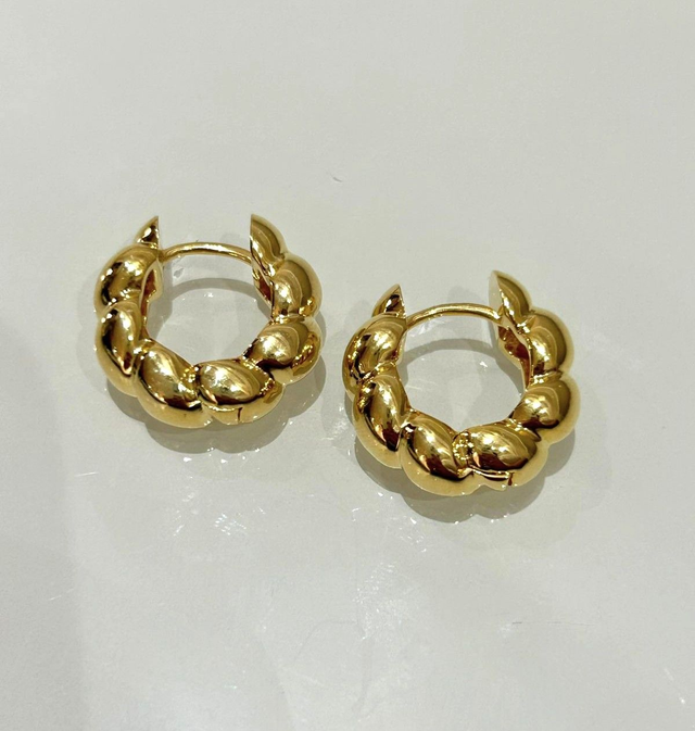 Argola torcida liso polido banhado em ouro 18k  Tam G