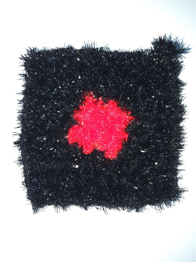 Lavette pour la toilette, la vaisselle ou les vitres noire coeur rouge