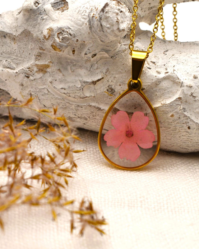 Verbena in drop pendant