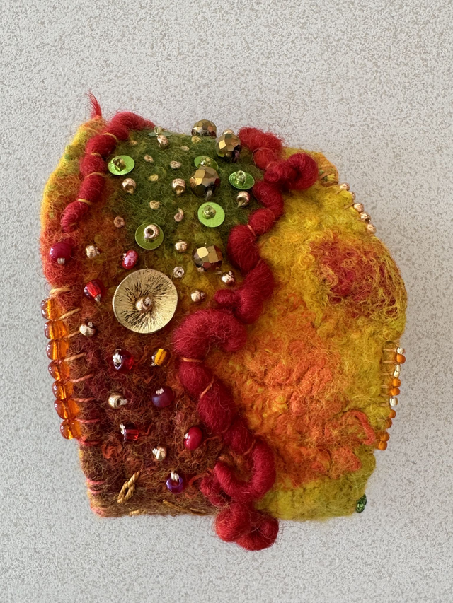 Filzarmband in leuchtenden Herbstfarben