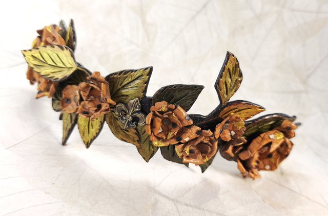 Couronne médiévale Fantasy de roses musicales en cuir