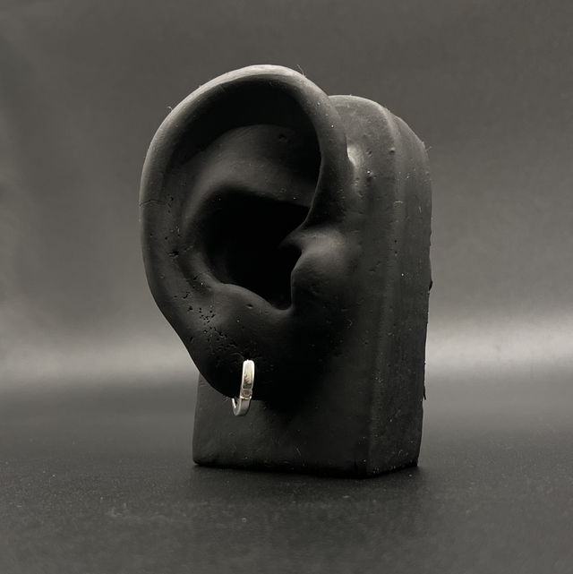 Brinco argola com zircônia 