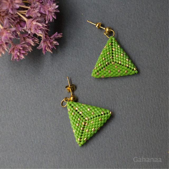 Mathilde, boucles d&#039;oreilles couleur vert opaque, éclats dorés