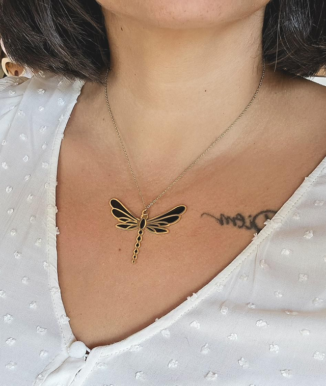 Collier "Flavie" en acier inoxydable doré avec grand pendentif libellule