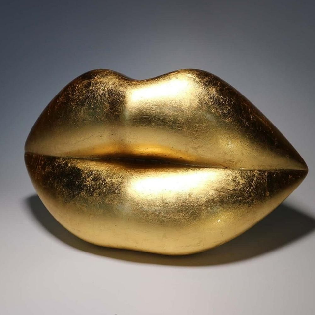 Golden lip sculpture  24ct( sold out, customization available)
