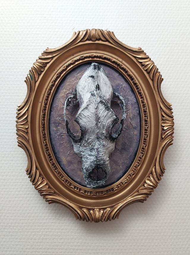 Sculpture en fil 3D façon massacre, avec papier mâché, sur cadre chiné, fond en bois