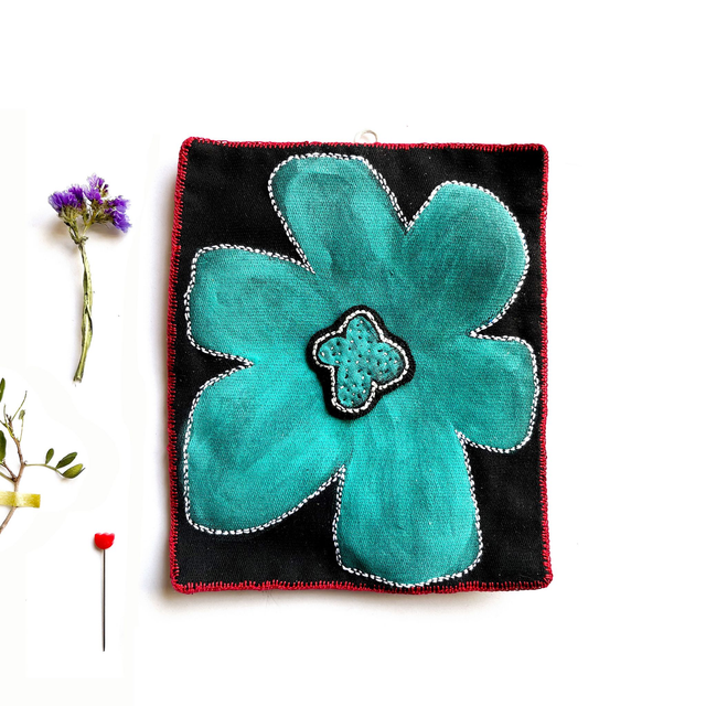 Tableau fleur peinte et brodée vert turquoise