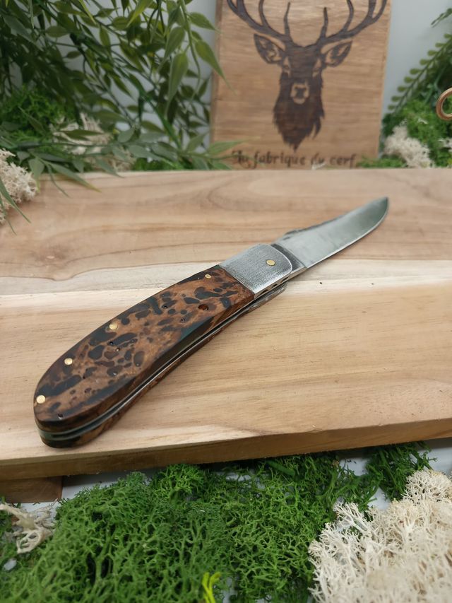 Couteau pliant artisanal « Le Cerf » – friction, T7M0 & loupe de peuplier stabilisée | La Fabrique du Cerf