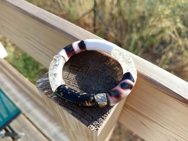 Bracelet jonc perles tubes acrylique léopard Indrani Chaandee