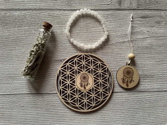 🌙 Coffret « Lâcher-Prise » – Pierre de jade blanc, sauge & Fleur de Vie attrape-rêves